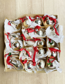 Set van 20 glazen vintage kerstballen. Antieke zilveren kerstversiering, o.a. deukballen