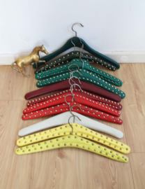 11 vintage kledinghangers, skai leer. Retro kleerhangers/kapstok met studs