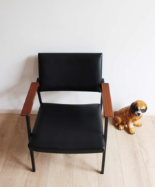 Zwarte vintage fauteuil. Retro design lounge chair.