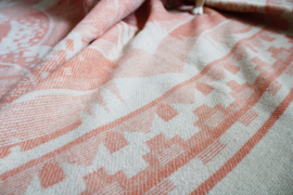 Roze / crème wollen vintage deken. Retro sprei / plaid - 157 x 200 cm.