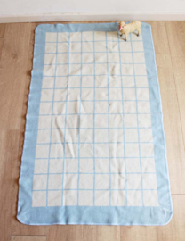 Lichtblauw wollen vintage dekentjes van AaBe. Retro sprei / babydeken