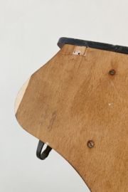 Houten vintage wandkapstok met gouden details. Antieke (?) kapstok met plaquette