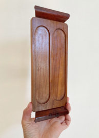 8 houten vintage eierdopjes op plateau. Retro eierdoppen
