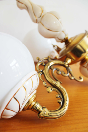 Goudkleurige vintage hanglamp met witte bollen. Romantische kroonluchter