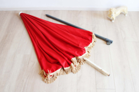 Grote vintage parasol uit de seventies. Retro zonnescherm