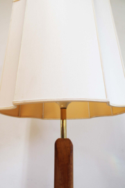 Houten vintage schemerlamp met beige kap. Scandinavische retro vloerlamp