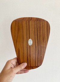 Glazen kaasstolp op teakhouten plateau. Scandinavisch design - Akta Teak