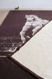 Bruine vintage deken met paard. Retro vegan sprei van dralon