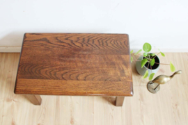 Houten robuuste vintage bijzettafel. Massieve brutalist plantentafel