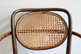 Vintage stoeltje met webbing zitting, Thonet stijl. Houten retro cafe stoel