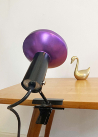 Vintage klemspot van Delight Leuchten. Retro lampje met paarse kap.