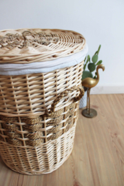 Vintage rotan mand van rotan. Retro rieten mand met deksel.