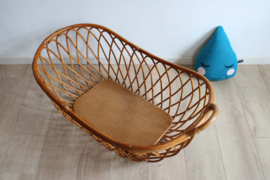 Rotan vintage reiswieg. Bohemian Mozes mandje / rieten retro wieg