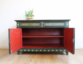 Antieke houten Hindeloopen kast . Handbeschilderde vintage commode met bloemen