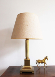 Goudkleurige tafellamp met beiga kap. Vintage Herda lamp