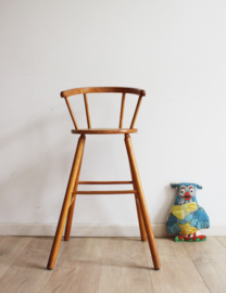 Houten vintage kinderstoel van Kibofa. Hoge retro spijlenstoel