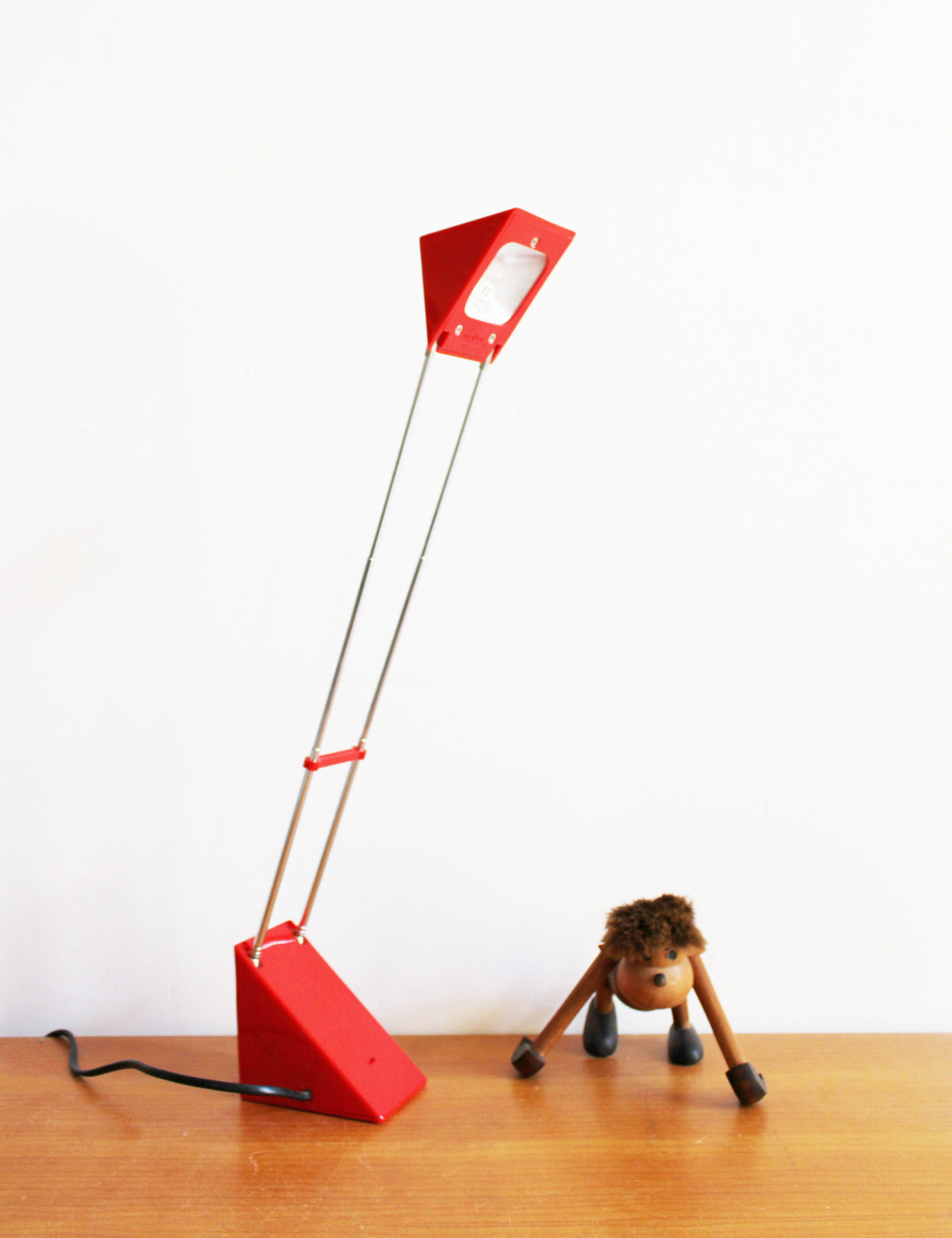 Rode vintage telescoop lamp. Retro design bureaulamp in Memphis stijl