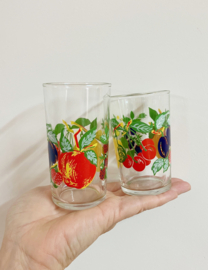 Set vintage sapglazen. 9 retro glazen met fruit decor - France.