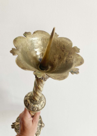 Grote antieke kandelaar, 50 cm.  Goudkleurige (messing - brons?)  kaarsenhouder