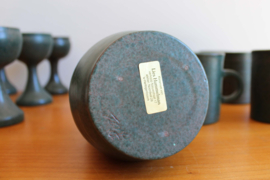 13 - delige set stenen vintage bekers , karaf en wijnglazen. Aardewerk vintage servies