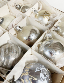 Set van 12 glazen vintage kerstballen. Zilveren kerstversiering met witte details