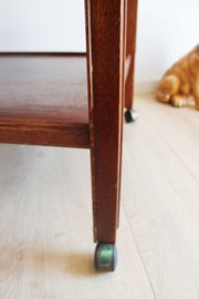 Houten vintage salontafel met dubbel blad. Retro tafel op wieltjes