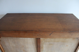 Grote antieke archiefkast met roldeuren. Houten vintage rolluikkast