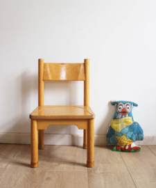 Houten vintage schoolstoeltje. Originele retro kleuter / peuter stoel