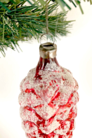 Rood glazen vintage kerstbal - dennenappel. Antiek kerstornament