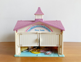Vintage My Little Pony Show Stable uit de jaren 80 . Retro speelgoed huis met pony's en paardjes