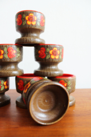 Set van 7 vintage eierdopjes. Retro eierdoppen, kunststof met hout-decor