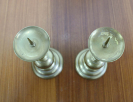 Set goudkleurige vintage kandelaars. Twee messing (?) kaarsen houders