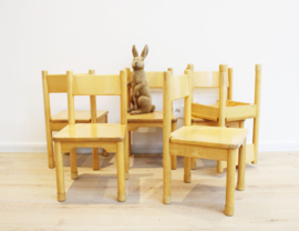 Houten vintage schoolstoeltjes. Retro peuter / kleuter stoel, evt 6