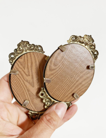 Set kleine vintage fotolijstjes in barokke lijst. Twee klassieke ovale lijstjes