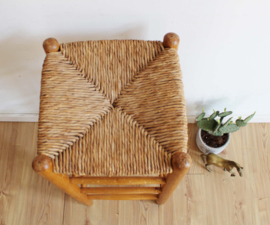 Houten vintage kruk met biezen zitting. Boho retro barkruk