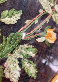 Vintage borduurwerk met gele rozen. Retro bloemen 'schilderijtje' in lijst