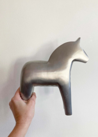 Groot aluminium Dala paard - Ikea Finansiell. Zilverkleurig vintage Dalarna beeld, '90