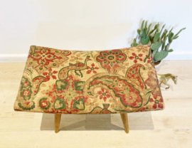 Vintage voetenbankje met stoffen zitting. Houten retro kruk/luiwammes