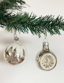 Set zilveren vintage kerstballen. Glazen deukbal en sneeuwbal