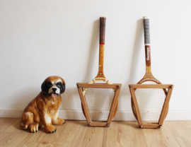 Set houten retro tennisrackets in regaal. Vintage rackets o.a. Slazenger