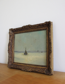 Sfeervolle schilderij van een bootje op zee. Origineel schilderijtje in vintage lijst