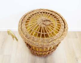 Vintage rotan mand met deksel. Rieten retro wasmand