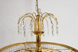 Grote vintage kroonluchter met pegels. Goudkleurige Hollywood Regency hanglamp