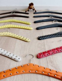 13 vintage kledinghangers van skai leer. Set retro kleerhangers o.a. met studs
