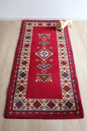 Handgemaakt boho vloerkleed in rood tinten. Vintage Smyrna tapijt.