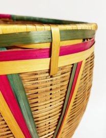 Boho rotan mandje met gekleurde details. Rieten vintage mand