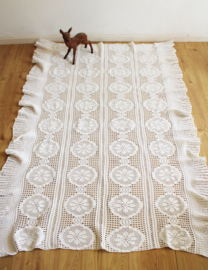 Romantische witte vintage sprei. Gehaakte Bohemian sierdeken/plaid