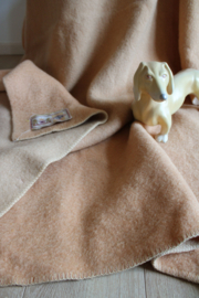 Zalmrozige  / beige wollen vintage deken. Retro sprei, 170 x 204 cm.