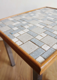 Vintage tafeltje met tegeltjes blad. Retro plantentafel/bijzettafel