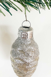 Grote glazen vintage kerstbal - dennenappel. Zilveren kerstornament